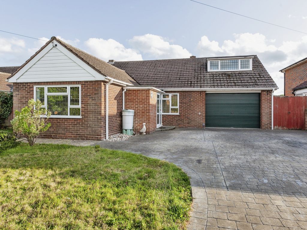 3 bed detached bungalow for sale in Russet Close, StainesUponThames