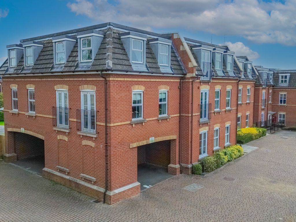 2 bed flat for sale in Ripley Road, Swindon, Wiltshire SN1, £170,000