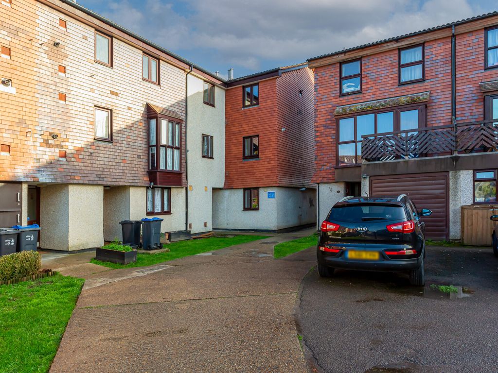 1 bed flat for sale in Coniston Close, Raynes Park, London SW20, £