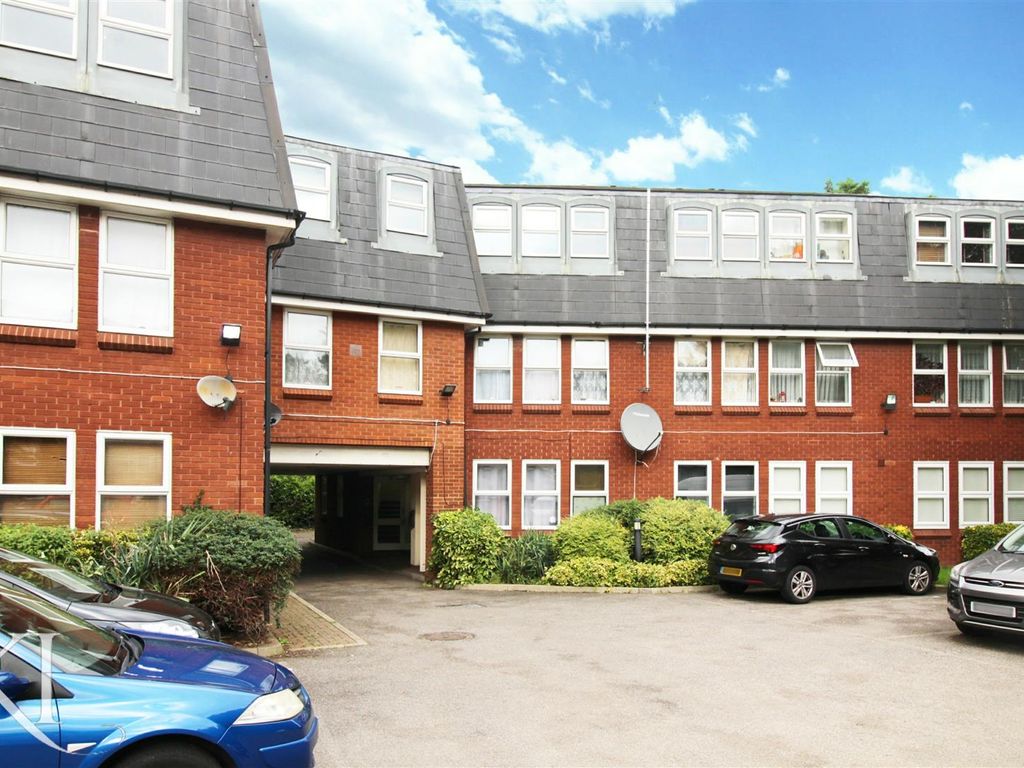 2 bed flat for sale in Trinity Lane, Cheshunt, Waltham Cross EN8 Zoopla