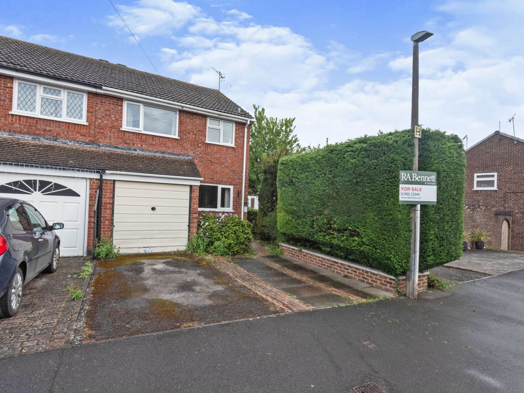 3 bed semidetached house for sale in Whitewood Way, Worcester