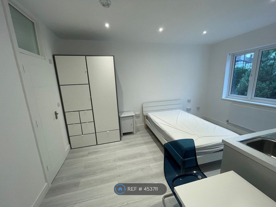 Studio to rent in Gardens, London NW11, £1,250 pcm Zoopla