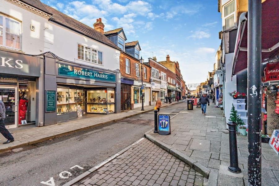 1 bed flat to rent in High Street, Rickmansworth WD3, £1,300 pcm Zoopla