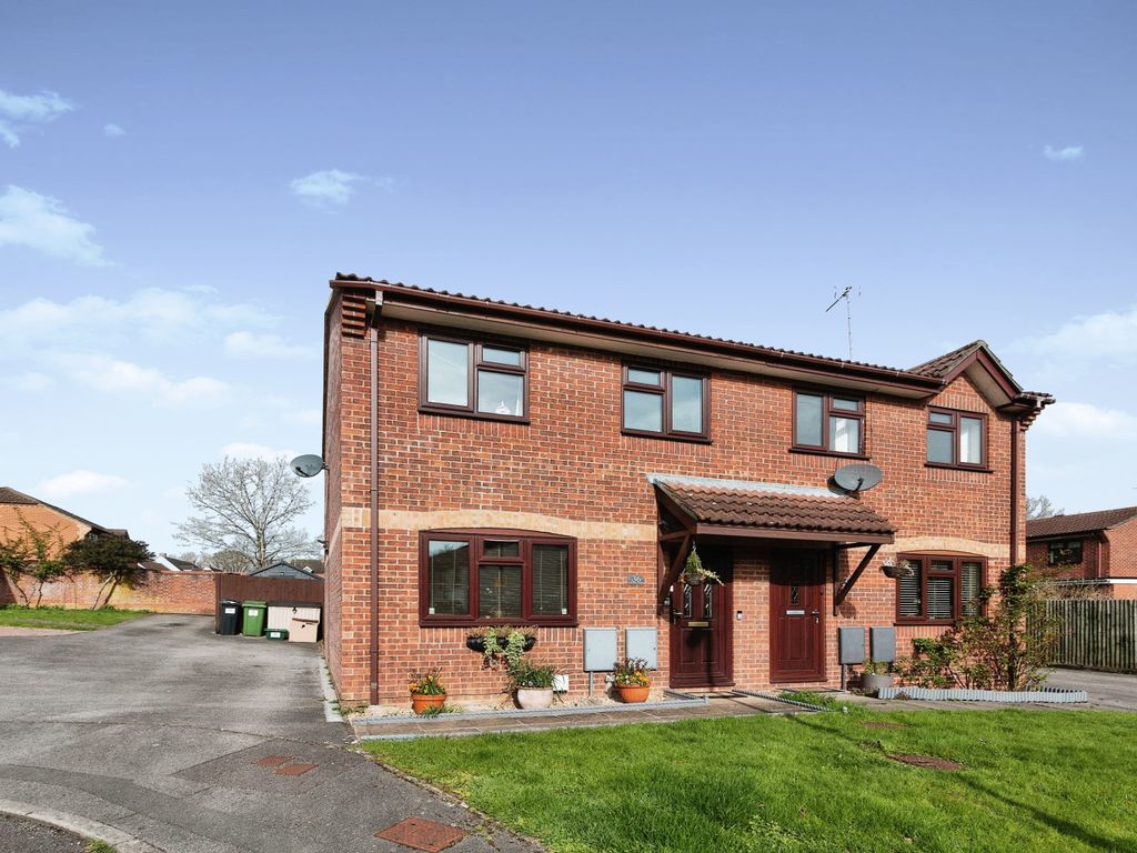 3 bed semidetached house for sale in Simons Close, Chineham