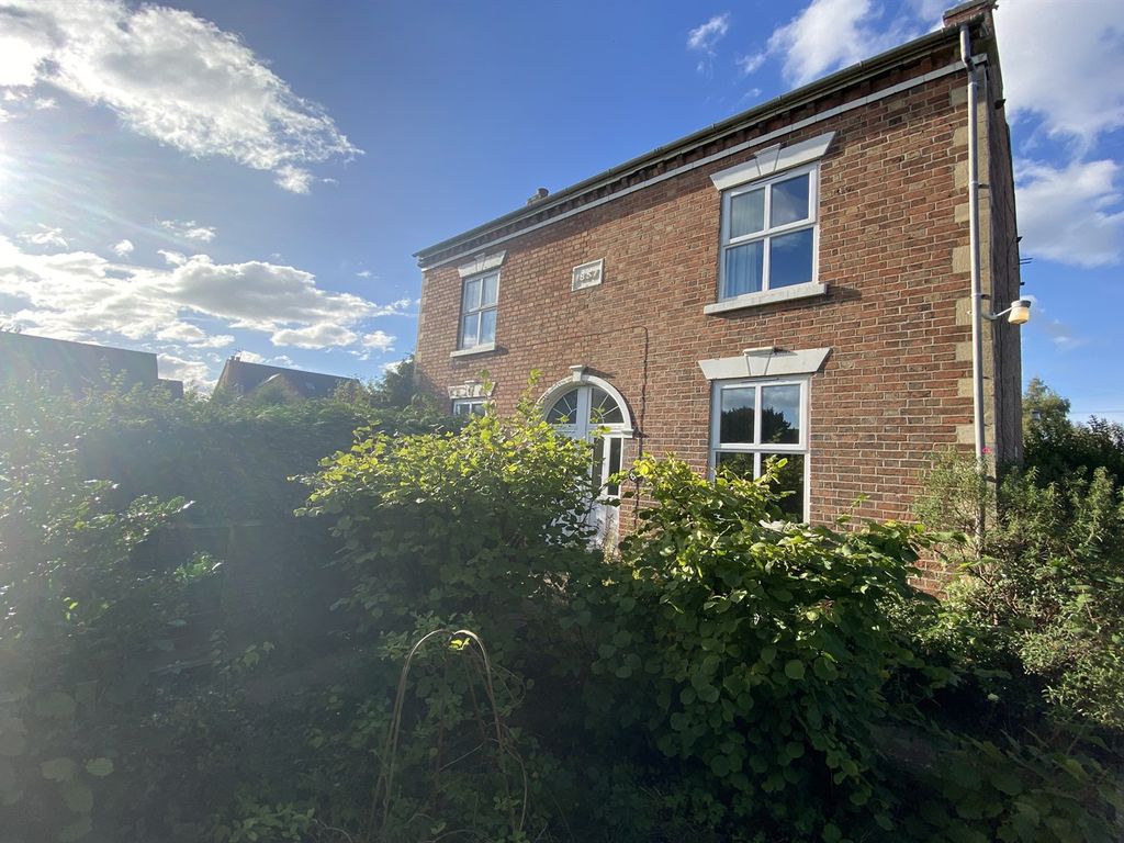 2 bed semidetached house to rent in Grove Avenue, Chilwell NG9, £975