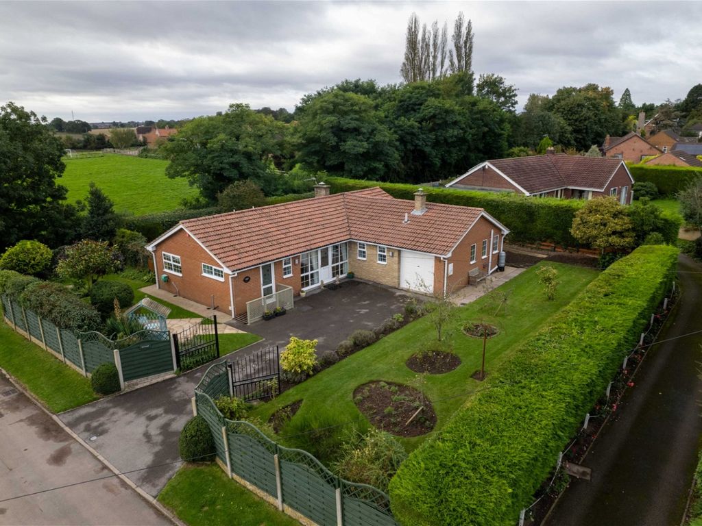 3 bed bungalow for sale in Crossways, East Markham, Newark NG22, £