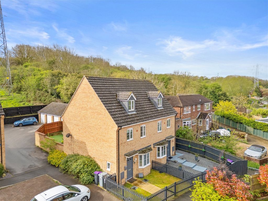 4 bed semidetached house for sale in Kedleston Road, Grantham NG31, £