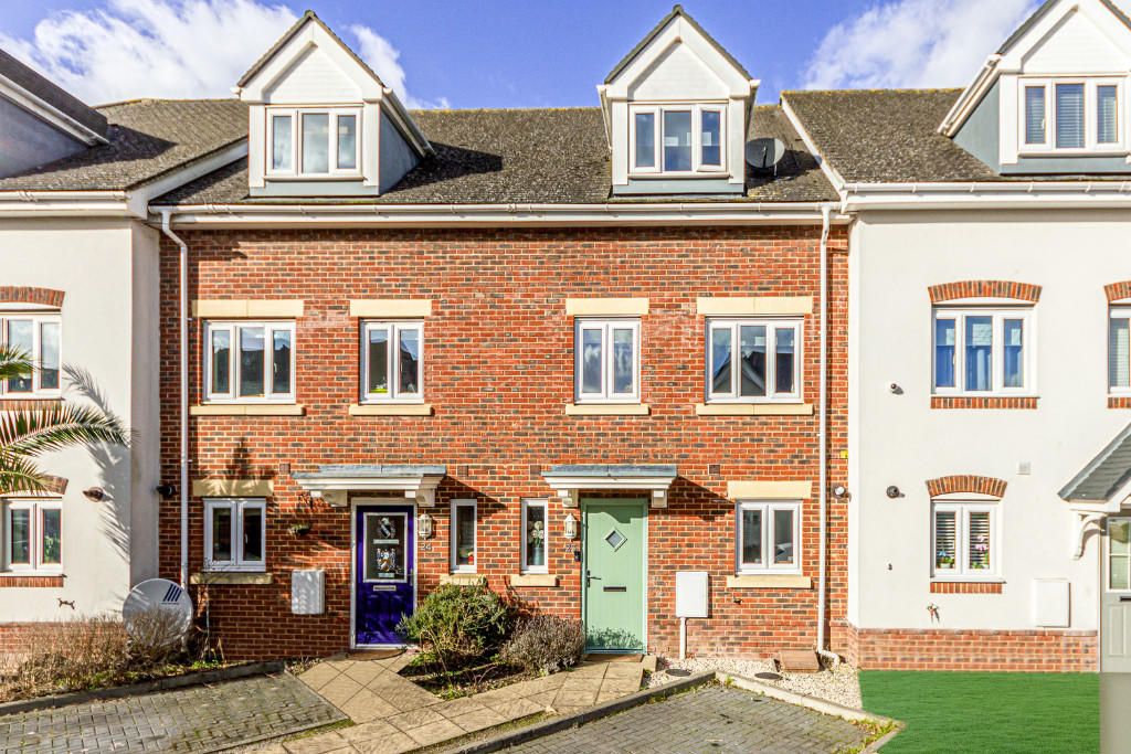 5 bed terraced house to rent in Eaton Place, Larkfield, Aylesford ME20, £1,700 pcm Zoopla