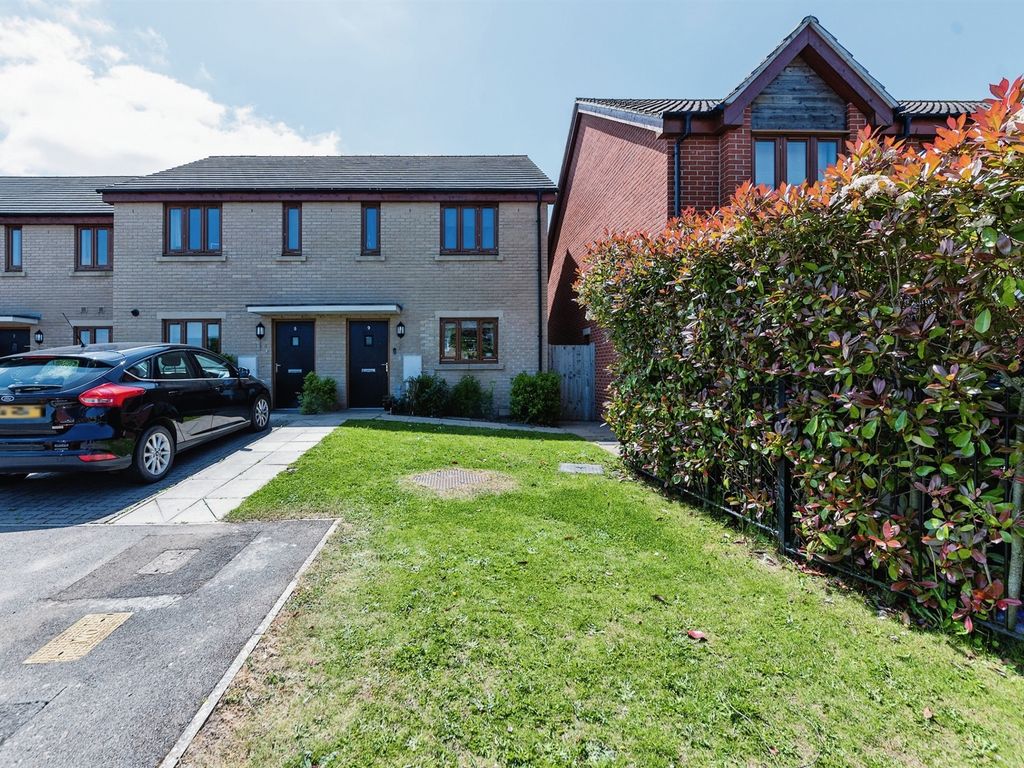 2 bed end terrace house for sale in Metcalfe Crescent, Uppingham