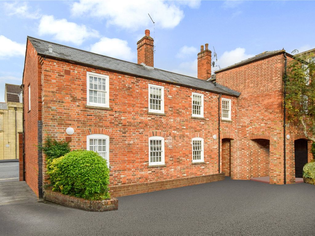 2 bed flat to rent in Nags Head Court, New Park Street, Devizes