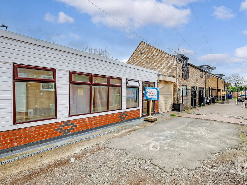 3 bed end terrace house for sale in Elfrida Close, Woodford Green IG8