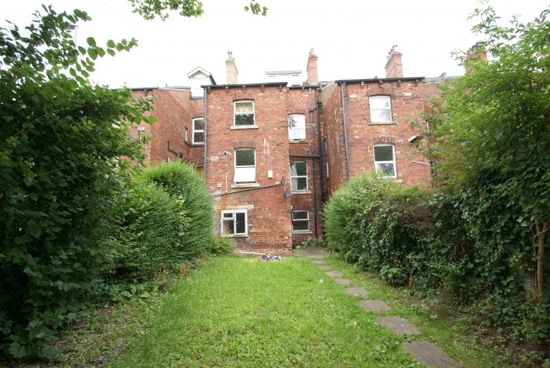 3 bed flat to rent in Cardigan Road, Headingley, Leeds LS6, £438 pppm