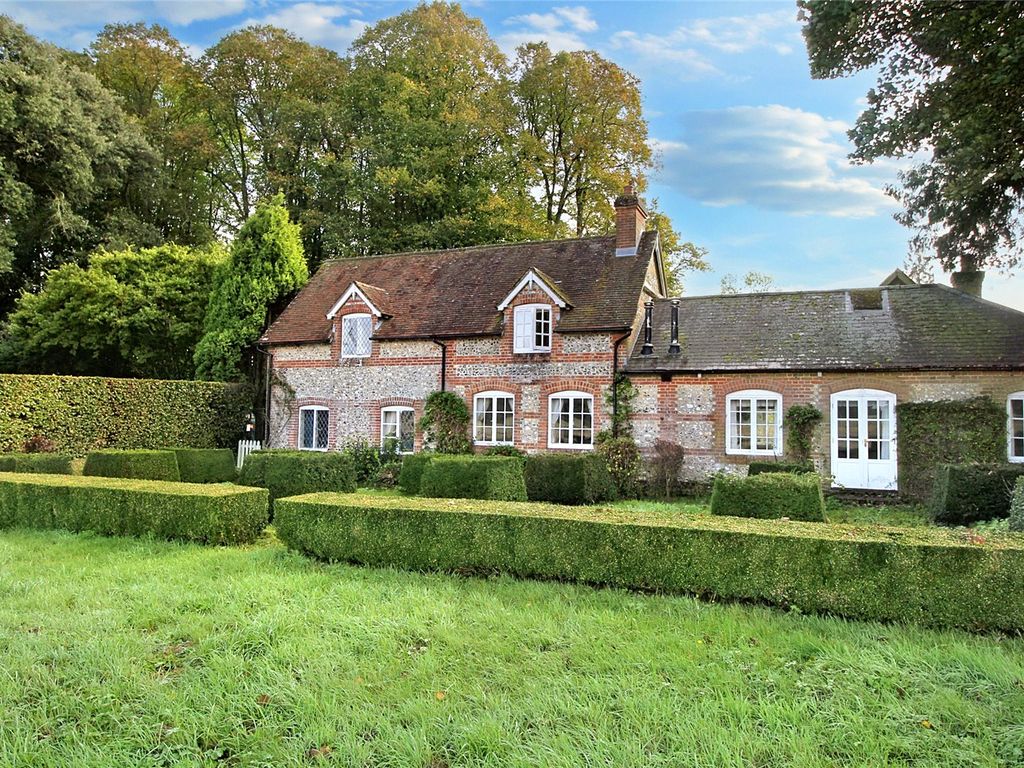 3 bed detached house to rent in Stable Cottages, Burkham, Alton