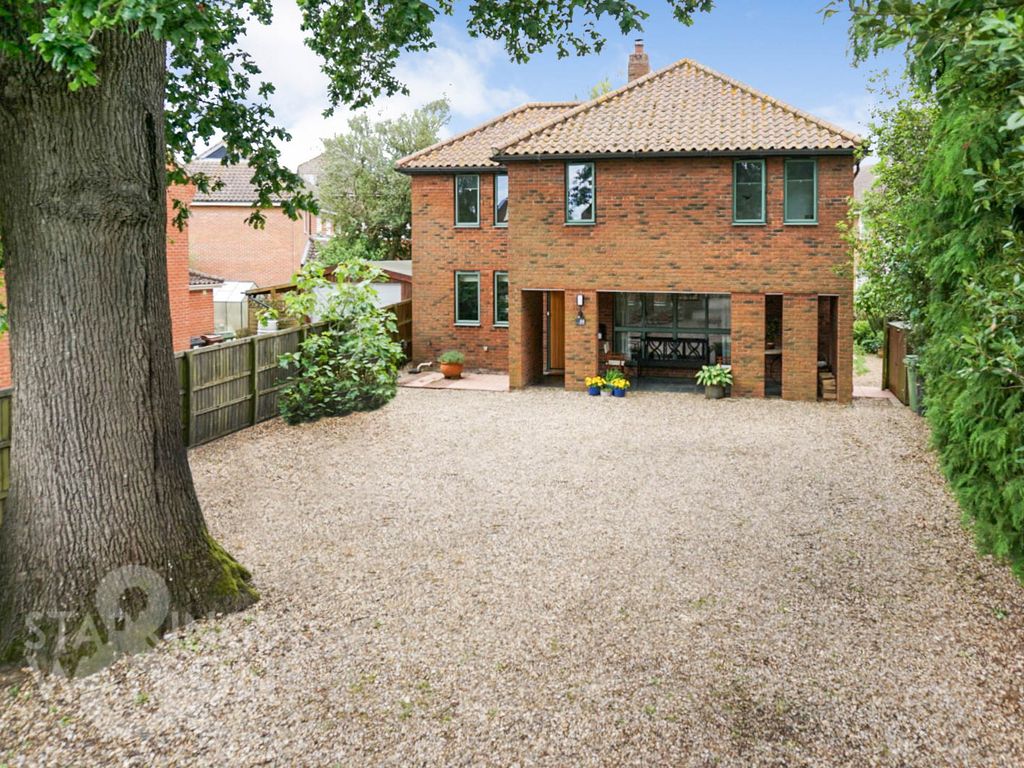 4 bed detached house for sale in Back Lane, Wymondham NR18, £550,000