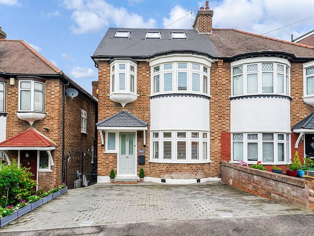 4 bed semidetached house for sale in Brindwood Road, Chingford E4, £