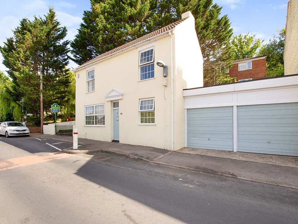 3 bed linkdetached house for sale in Beacon Road, Chatham, Kent ME5