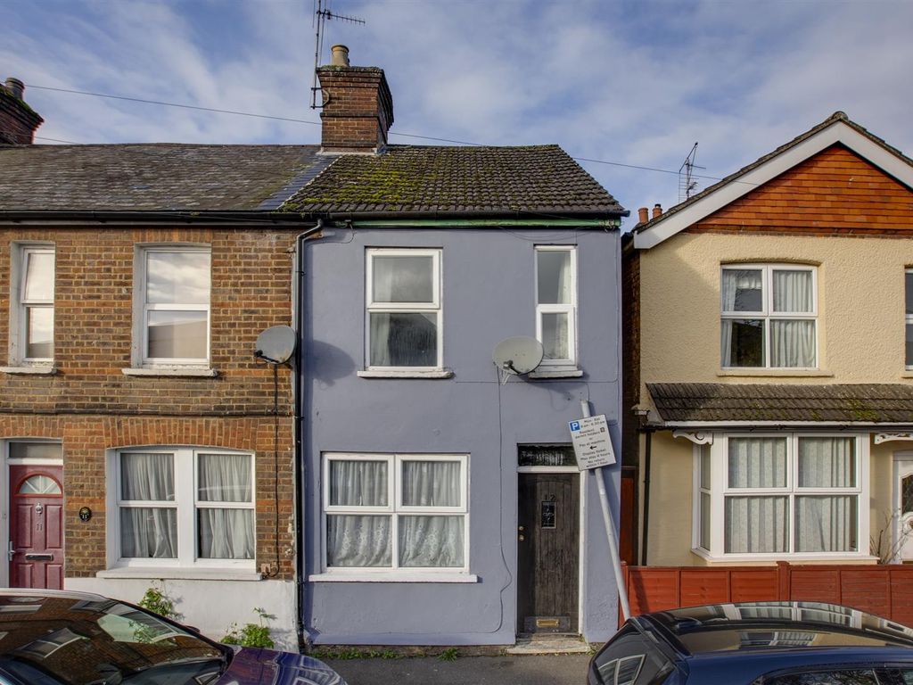 3 bed end terrace house for sale in Cedar Terrace, High HP11, £