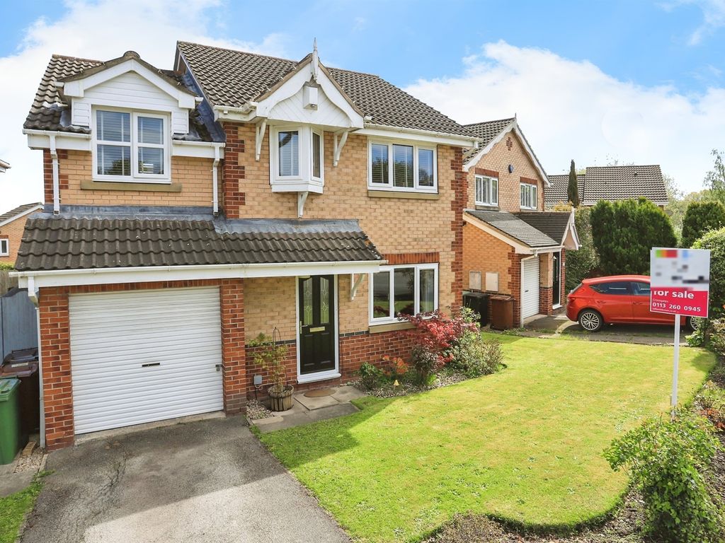 4 bed detached house for sale in Oulton Drive, Oulton, Leeds LS26, £