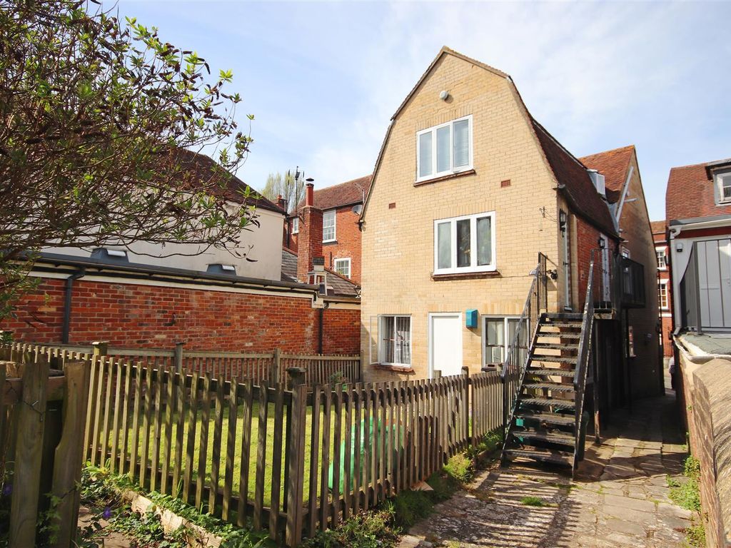 2 bed flat to rent in High Street, Lymington SO41, £995 pcm Zoopla