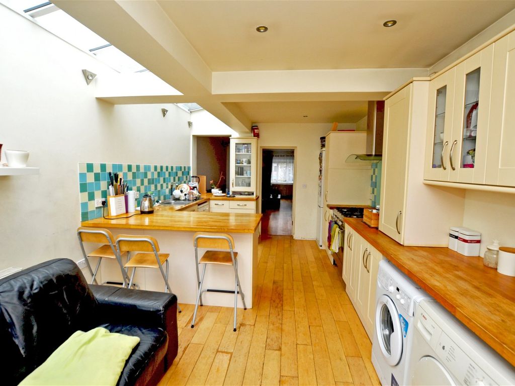 5 bed end terrace house to rent in Albion Road, Hounslow TW3, £2,850