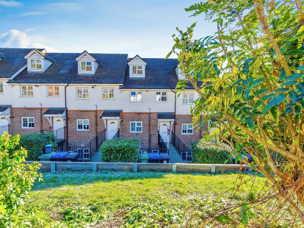 2 bed for sale in Stafford Rise, Caterham, Surrey CR3, £