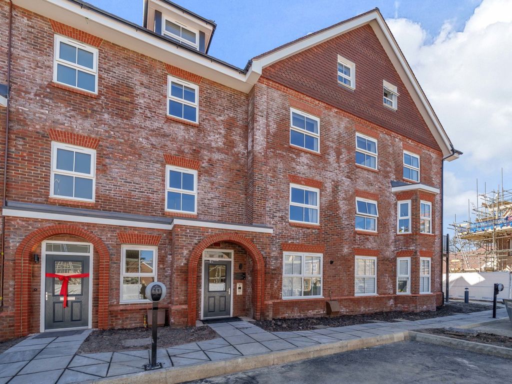 2 bed flat to rent in Albright Gardens, Walton On Thames KT12 Zoopla