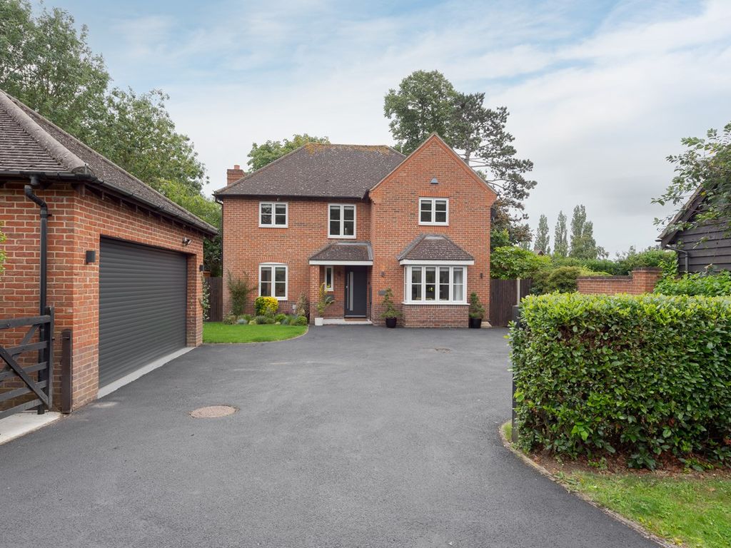 4 bed detached house for sale in Chestnut Avenue, Bromham MK43, £