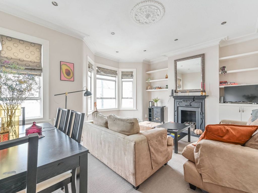 2 bed flat to rent in Thirsk Road, Clapham Common North Side, London SW11, £2,650 pcm Zoopla