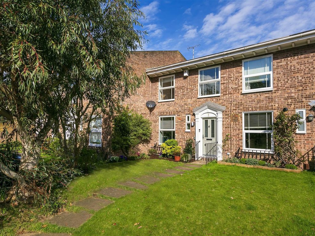 3 bed terraced house for sale in Chadwick Close, Teddington TW11, £