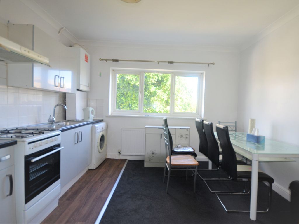 1 bed flat to rent in Woodford Avenue, Ilford IG2, £1,400 pcm Zoopla