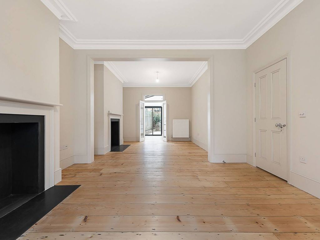 4 bed property for sale in Westbridge Road, Battersea Square, London