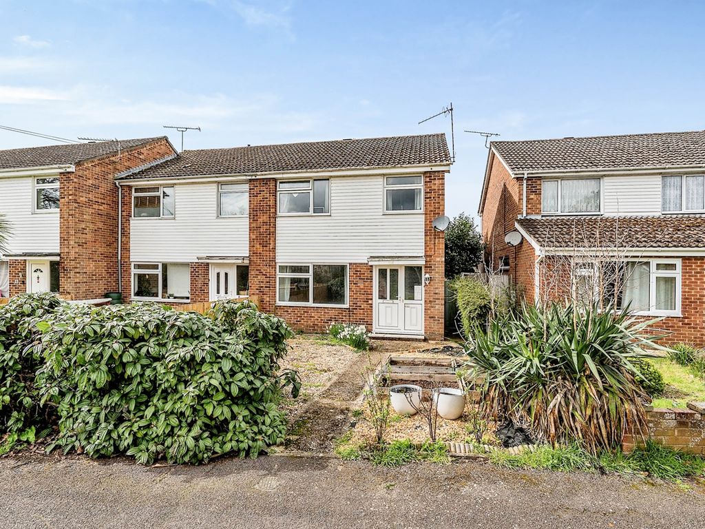 3 bed end terrace house for sale in Oakwood Close, Romsey SO51, £