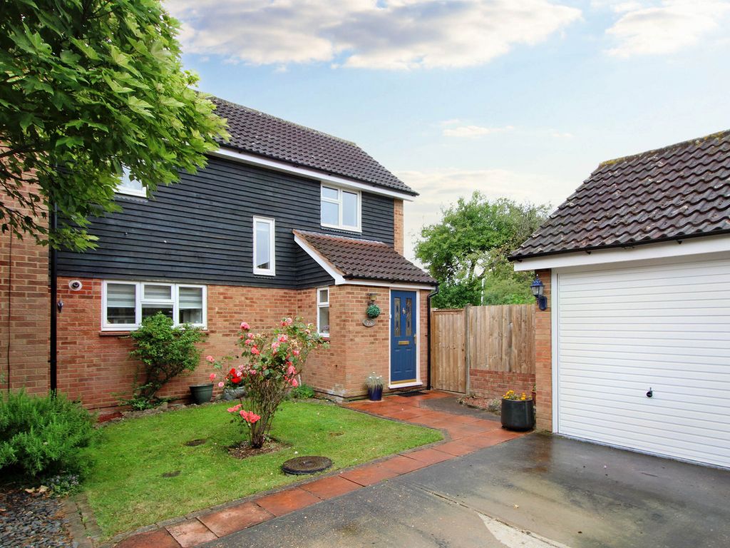 3 bed semidetached house for sale in Menzies Avenue, Basildon SS15, £