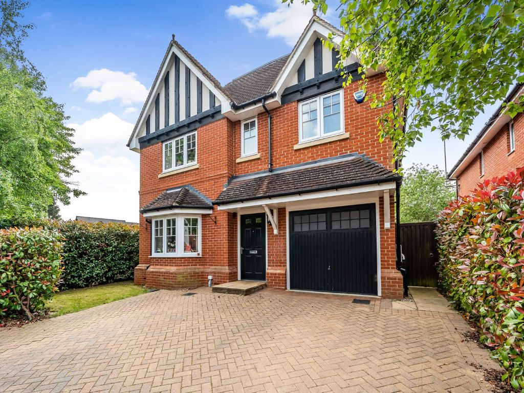 6 bed detached house for sale in Lambourne Close, Burnham SL1, £