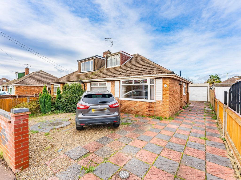 3 bed semidetached bungalow for sale in Linacre Avenue, Norwich NR7, £