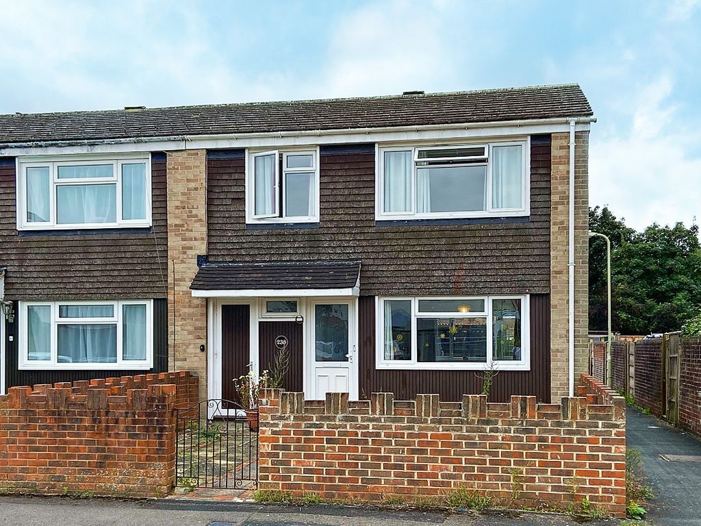 3 bed end terrace house to rent in Lyndhurst Avenue, Aldershot GU11