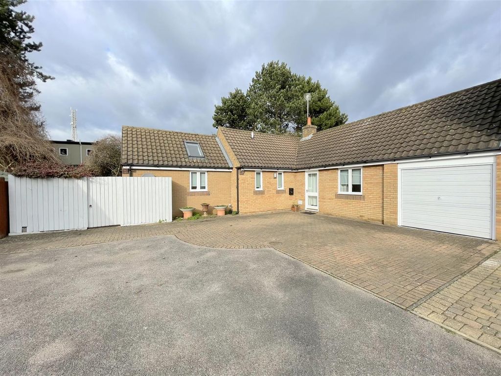 2 bed semidetached bungalow for sale in Stable Court, Martlesham Heath