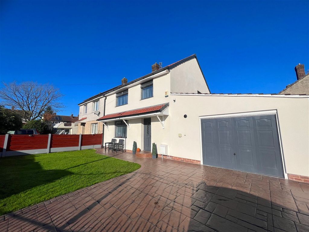 3 bed end terrace house for sale in Rutland Crescent, Stockport SK5, £