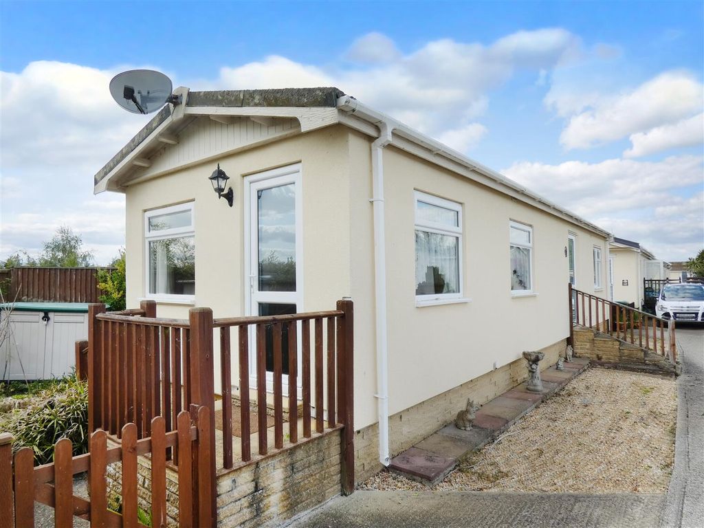 2 bed mobile/park home for sale in The Marigolds, Shripney Road, Bognor