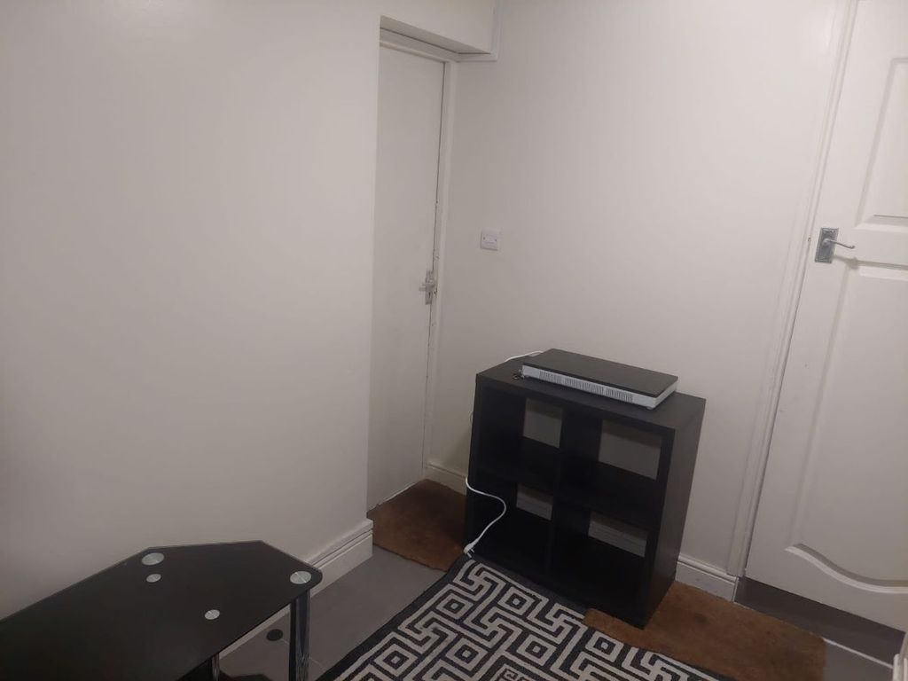 Studio to rent in Studio, Caernarvon Close, Mitcham CR4, £950 pcm Zoopla