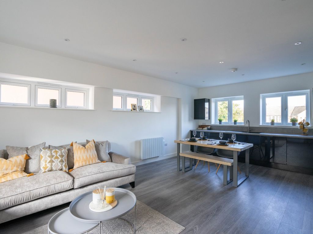 2 bed flat to rent in Barry Close, Kirby Muxloe, Leicester LE9, £925