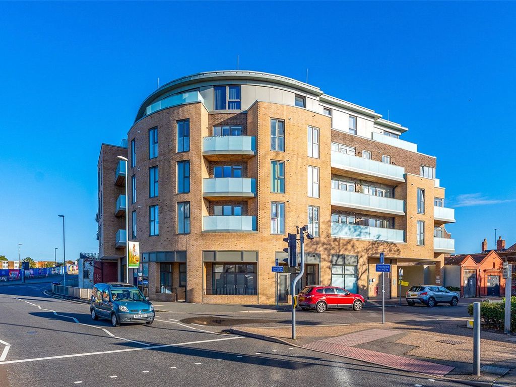 2 bed flat to rent in Lennox Road, Worthing, West Sussex BN11, £1,350