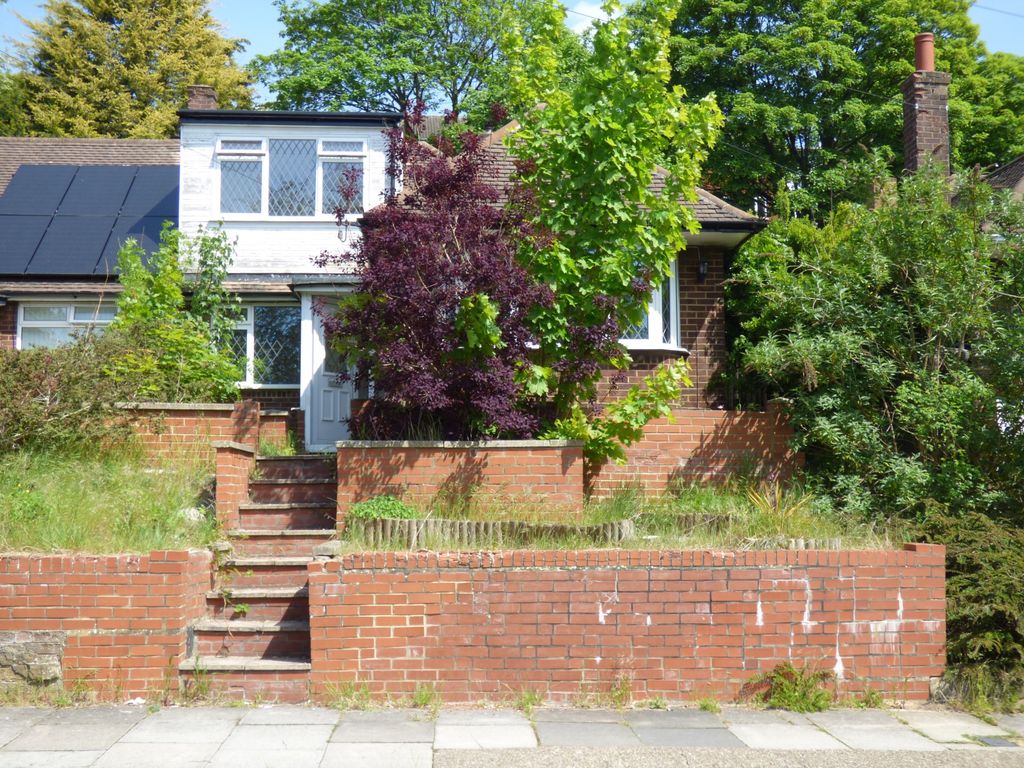 3 bed semidetached bungalow to rent in Falconers Road, Luton LU2, £