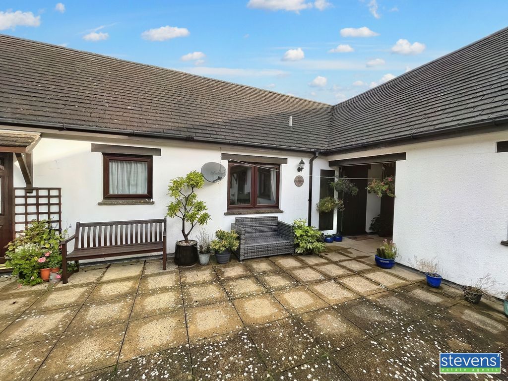 2 bed flat for sale in Red Lion Yard, Okehampton EX20, £150,000 Zoopla