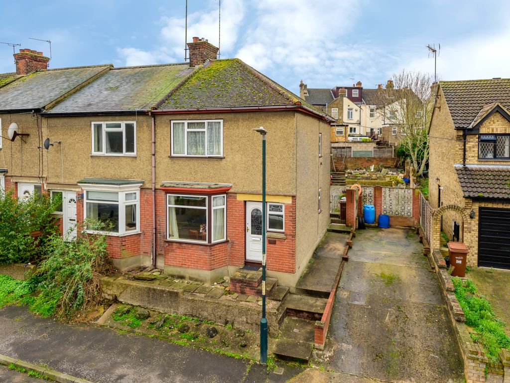 3 bed end terrace house for sale in Essex Road, Halling, Rochester ME2