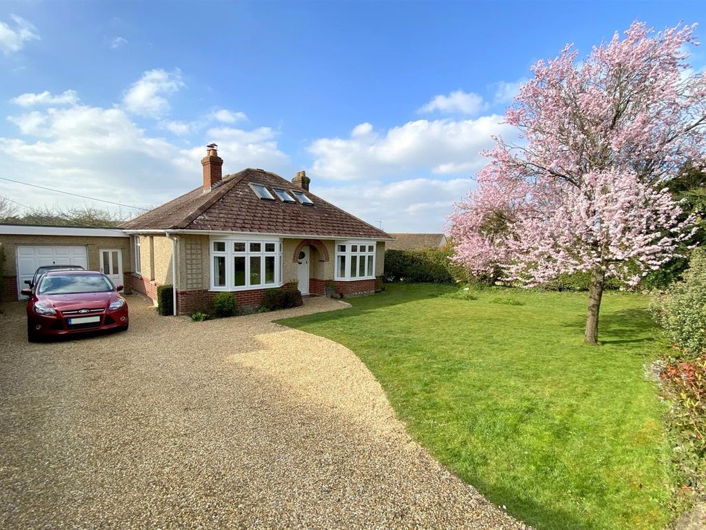 4 bed detached bungalow for sale in Idmiston Road, Porton, Salisbury