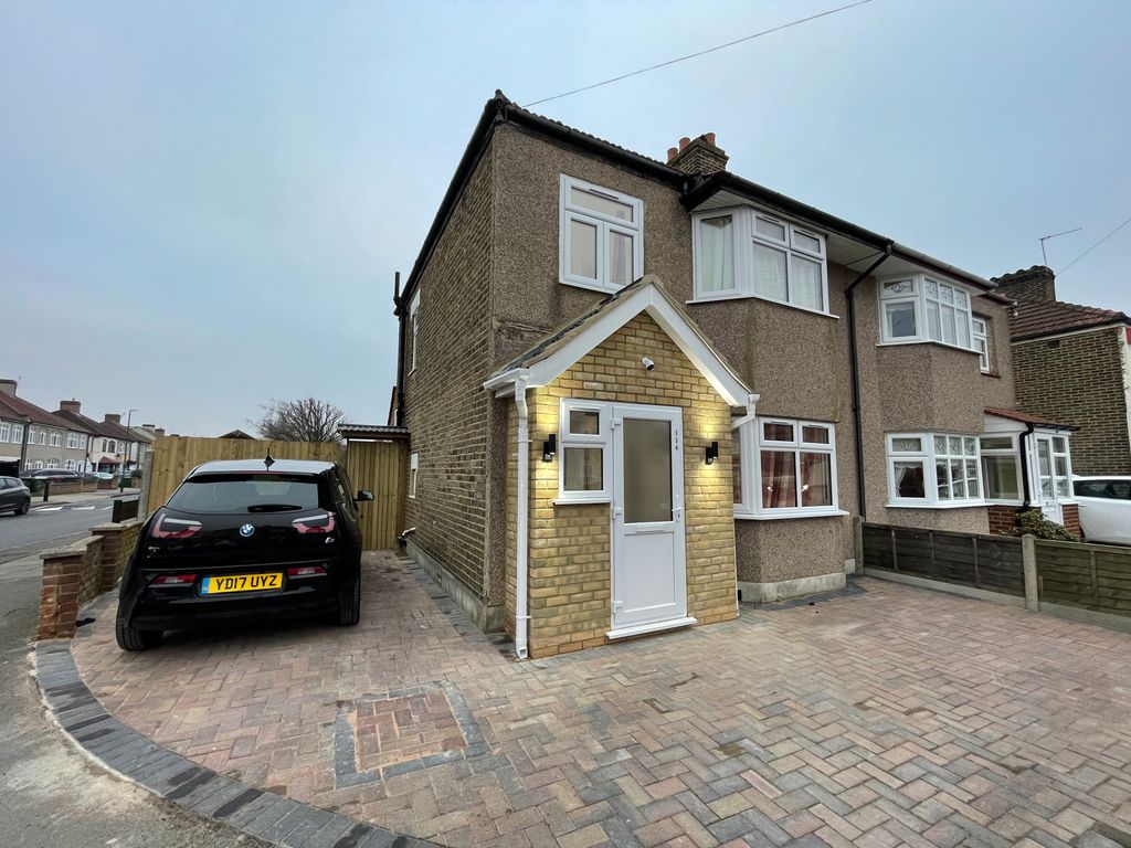 3 bed semidetached house to rent in Gipsy Road, Welling DA16, £2,300
