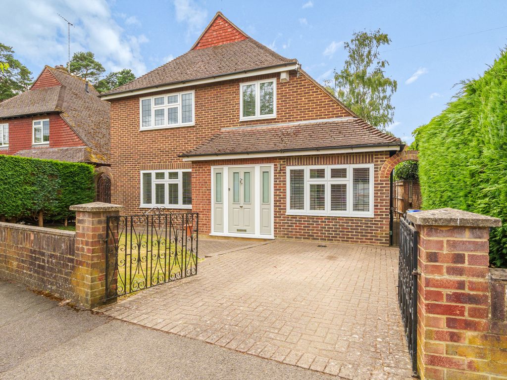 4 bed detached house for sale in Lincoln Drive, Pyrford GU22 Zoopla