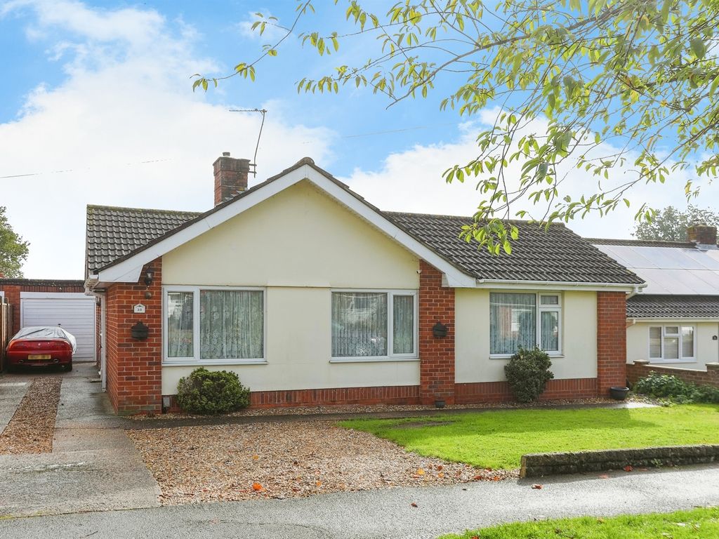 3 bed detached bungalow for sale in Blendon Drive, Andover SP10, £