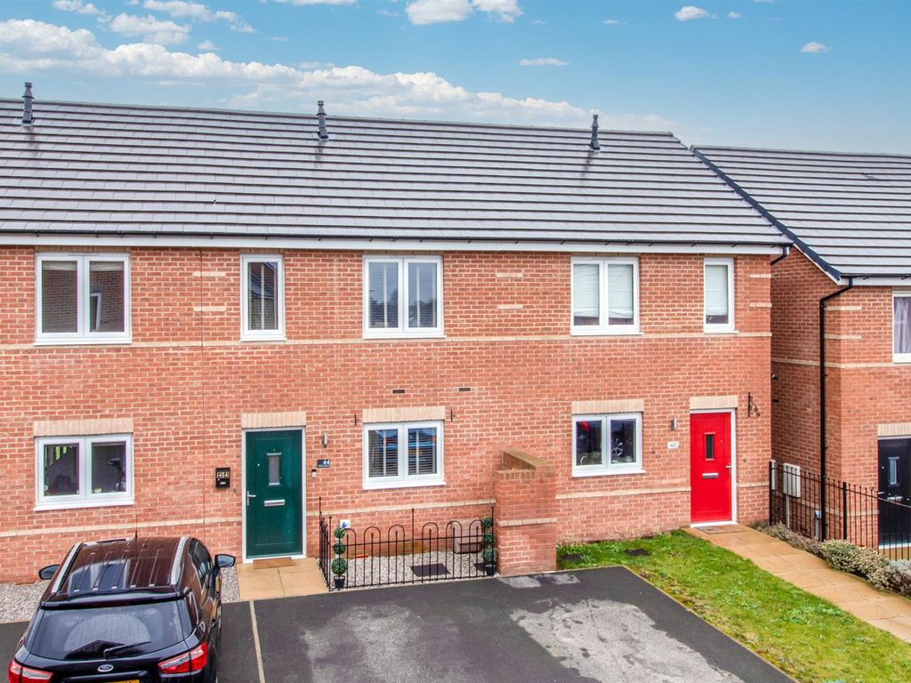 2 bed town house for sale in Little Wood Crescent, Wakefield WF1, £